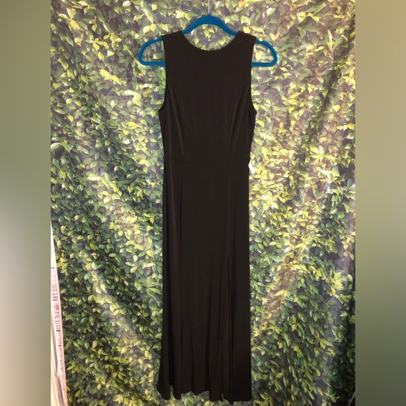 Elegant Black Sleeveless Dress - Picture 12 of 16